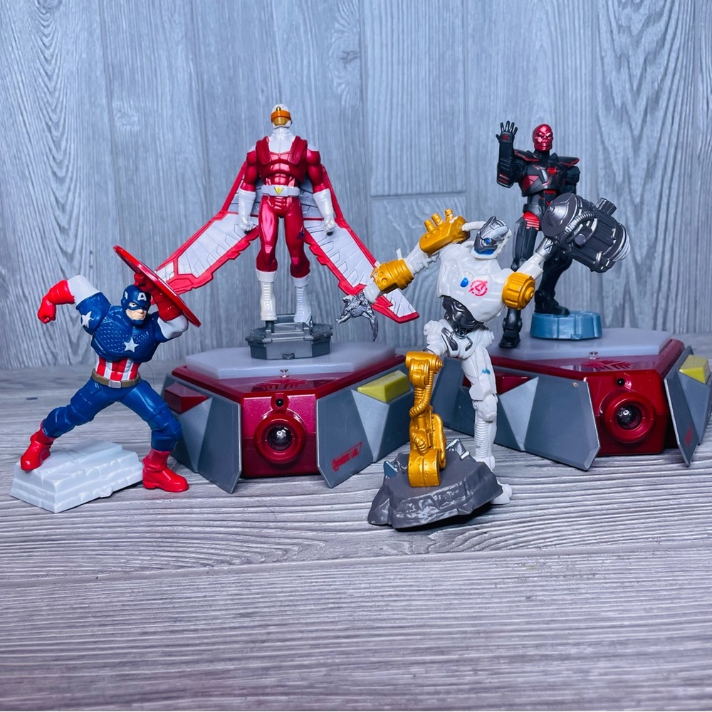 Marvel Avengers and more Playmation Plus 4 Smart Figures and 2 bases toys